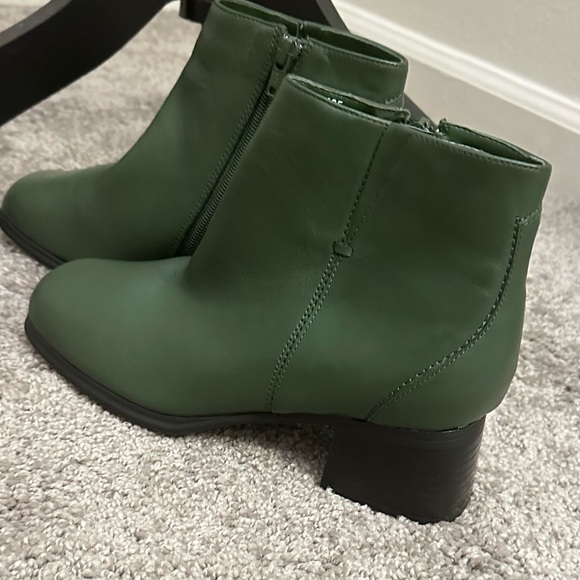NWOB Olive Green AJ Valenci Bootie Boots size 7.5W - Picture 4 of 6